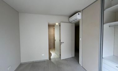 Venta - 3 ambientes de categoría - Cochera cubierta - 87 m2 - Plaza Conesa, Quilmes.