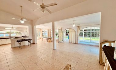 VENTA- Casa Quinta, 3 Dormitorios, 3 Baños, Piscina, a metros de Ruta 9 - Funes