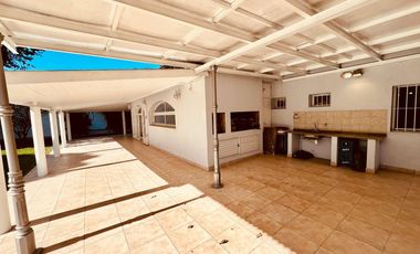 VENTA- Casa Quinta, 3 Dormitorios, 3 Baños, Piscina, a metros de Ruta 9 - Funes