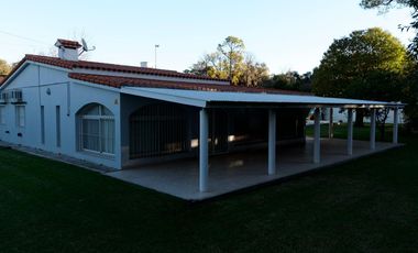 VENTA- Casa Quinta, 3 Dormitorios, 3 Baños, Piscina, a metros de Ruta 9 - Funes