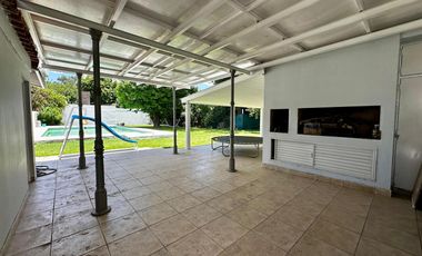 VENTA- Casa Quinta, 3 Dormitorios, 3 Baños, Piscina, a metros de Ruta 9 - Funes