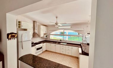 VENTA- Casa Quinta, 3 Dormitorios, 3 Baños, Piscina, a metros de Ruta 9 - Funes