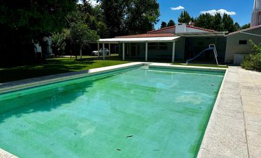 VENTA- Casa Quinta, 3 Dormitorios, 3 Baños, Piscina, a metros de Ruta 9 - Funes
