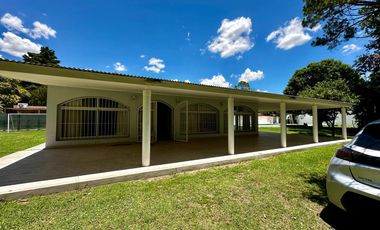 VENTA- Casa Quinta, 3 Dormitorios, 3 Baños, Piscina, a metros de Ruta 9 - Funes