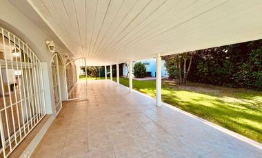 VENTA- Casa Quinta, 3 Dormitorios, 3 Baños, Piscina, a metros de Ruta 9 - Funes