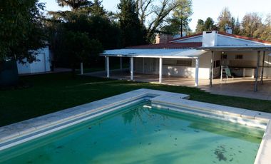 VENTA- Casa Quinta, 3 Dormitorios, 3 Baños, Piscina, a metros de Ruta 9 - Funes