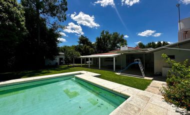 VENTA- Casa Quinta, 3 Dormitorios, 3 Baños, Piscina, a metros de Ruta 9 - Funes
