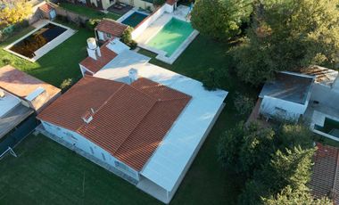 VENTA- Casa Quinta, 3 Dormitorios, 3 Baños, Piscina, a metros de Ruta 9 - Funes
