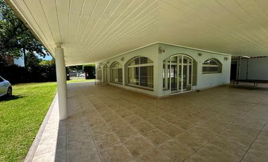 VENTA- Casa Quinta, 3 Dormitorios, 3 Baños, Piscina, a metros de Ruta 9 - Funes