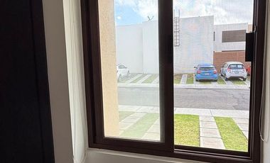 Puerta Real departamento AMUEBLADO 3er piso  cerca de planta Toyota