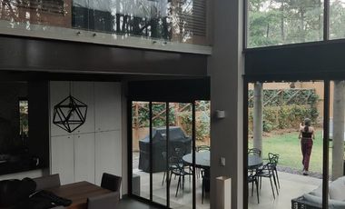 EN MEDIO DEL BOSQUE EN AVANDARO, SE VENDA CASA