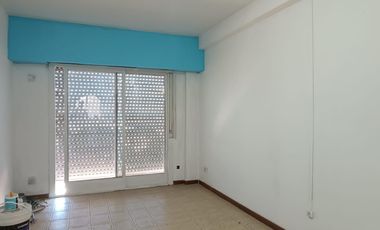 depto 3amb sobre avenida zona comercial