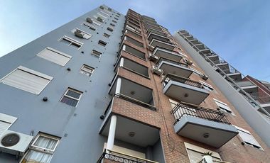 DEPTO DOS AMBIENTES, MUY BUENA UBICACION - C/COCHERA