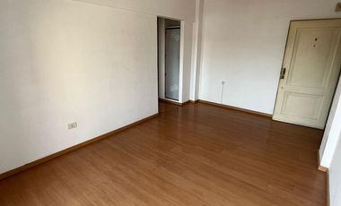 DEPTO DOS AMBIENTES, MUY BUENA UBICACION - C/COCHERA