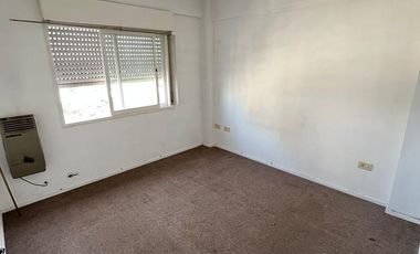 DEPTO DOS AMBIENTES, MUY BUENA UBICACION - C/COCHERA