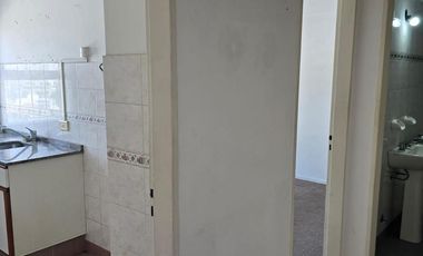 DEPTO DOS AMBIENTES, MUY BUENA UBICACION - C/COCHERA