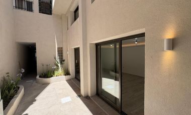 - VENTA CASA TRES DORMITORIOS CON PATIO -