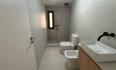 - VENTA CASA TRES DORMITORIOS CON PATIO -