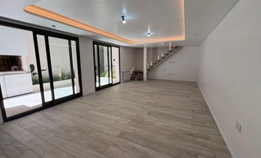 - VENTA CASA TRES DORMITORIOS CON PATIO -