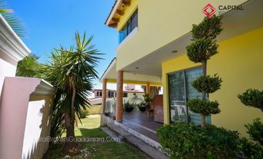 Casa en Venta o Renta en El Palomar de Lujo en privada de 4 casas en el Sur .