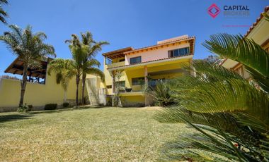 Casa en Venta o Renta en El Palomar de Lujo en privada de 4 casas en el Sur .