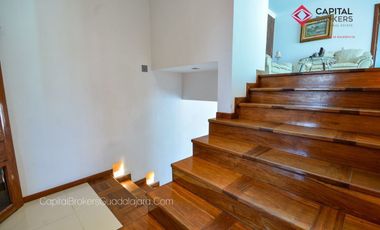 Casa en Venta o Renta en El Palomar de Lujo en privada de 4 casas en el Sur .