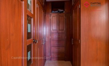 Casa en Venta o Renta en El Palomar de Lujo en privada de 4 casas en el Sur .