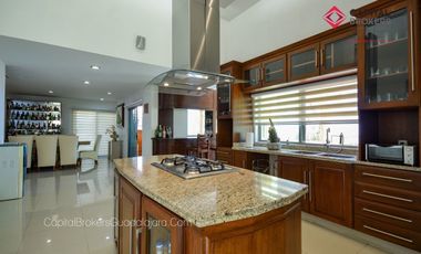 Casa en Venta o Renta en El Palomar de Lujo en privada de 4 casas en el Sur .