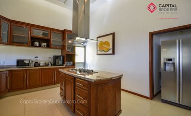 Casa en Venta o Renta en El Palomar de Lujo en privada de 4 casas en el Sur .