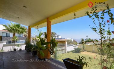 Casa en Venta o Renta en El Palomar de Lujo en privada de 4 casas en el Sur .