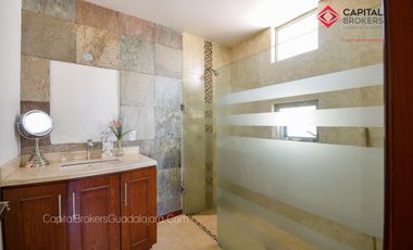 Casa en Venta o Renta en El Palomar de Lujo en privada de 4 casas en el Sur .