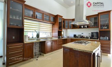 Casa en Venta o Renta en El Palomar de Lujo en privada de 4 casas en el Sur .