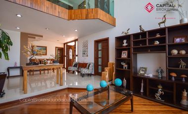 Casa en Venta o Renta en El Palomar de Lujo en privada de 4 casas en el Sur .