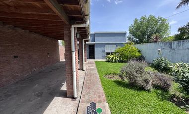 Casa en General Rodriguez, calle Rivadavia, zona céntrica muy tranquila.