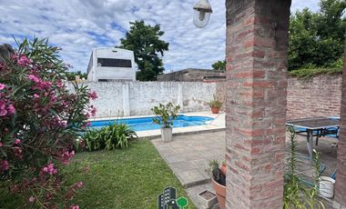 Casa en General Rodriguez, calle Rivadavia, zona céntrica muy tranquila.