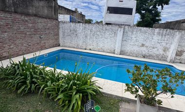 Casa en General Rodriguez, calle Rivadavia, zona céntrica muy tranquila.