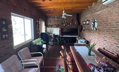 Casa en General Rodriguez, calle Rivadavia, zona céntrica muy tranquila.