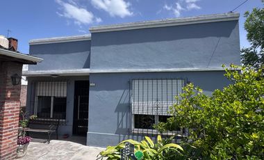 Casa en General Rodriguez, calle Rivadavia, zona céntrica muy tranquila.