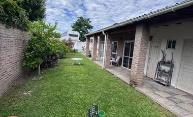 Casa en General Rodriguez, calle Rivadavia, zona céntrica muy tranquila.