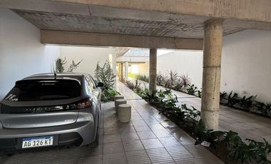 Departamento tres ambientes cochera a la venta en Dominico