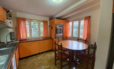 CAS A EN VENTA UNA CUADRA DEL MAR EN CENTRO DE MAR DE AJO