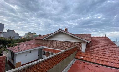 CAS A EN VENTA UNA CUADRA DEL MAR EN CENTRO DE MAR DE AJO