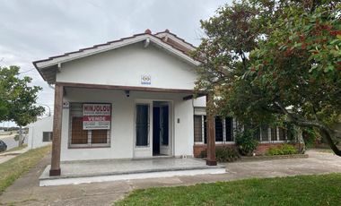 CAS A EN VENTA UNA CUADRA DEL MAR EN CENTRO DE MAR DE AJO