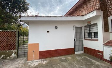 CAS A EN VENTA UNA CUADRA DEL MAR EN CENTRO DE MAR DE AJO