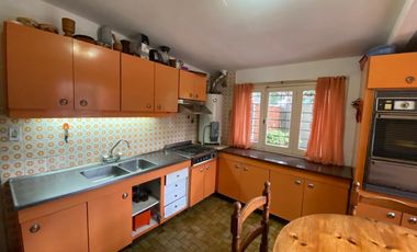 CAS A EN VENTA UNA CUADRA DEL MAR EN CENTRO DE MAR DE AJO