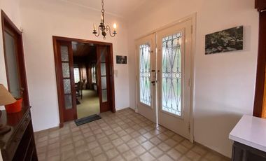 CAS A EN VENTA UNA CUADRA DEL MAR EN CENTRO DE MAR DE AJO