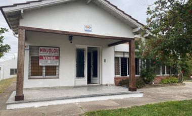 CAS A EN VENTA UNA CUADRA DEL MAR EN CENTRO DE MAR DE AJO