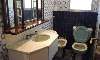 Chalet en venta. Zona Los Troncos. Jardin. 3 dormitorios, playroom, garage