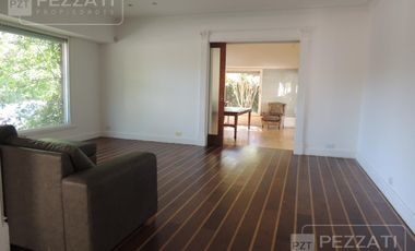 Chalet en venta. Zona Los Troncos. Jardin. 3 dormitorios, playroom, garage