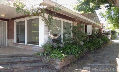 Chalet en venta. Zona Los Troncos. Jardin. 3 dormitorios, playroom, garage